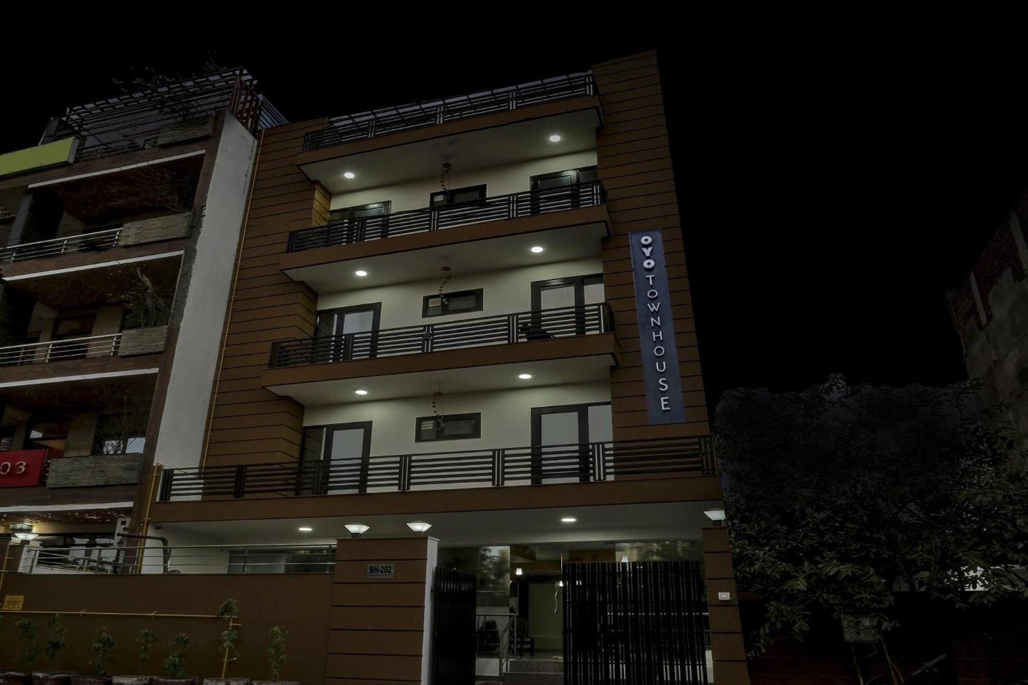 Townhouse Rumaisa Indirapuram Ngoại thất bức ảnh